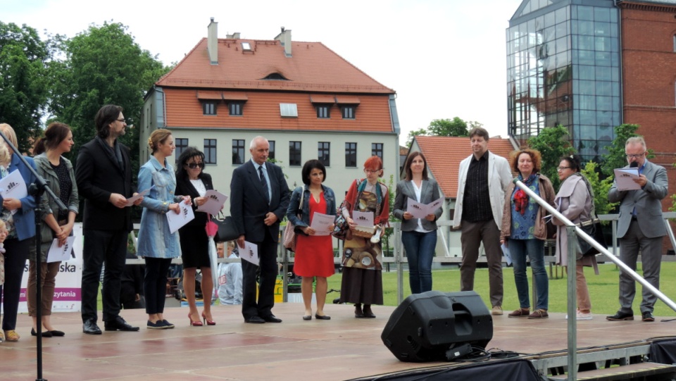 Na Wyspie Młyńskiej w Bydgoszczy na głos czytają książki znani bydgoszczanie, m.in. Ewa Dąbska z Polskiego Radia PiK. Fot. Lech Przybyliński