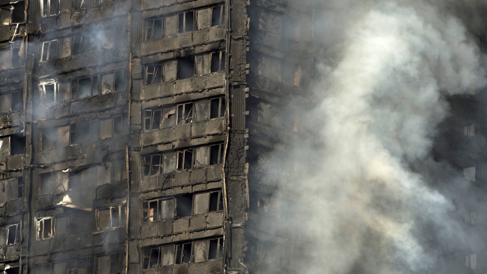 Służby ratunkowe obawiają się, że w budynku mogą być uwięzieni ludzie. Fot. PAP/EPA/WILL OLIVER