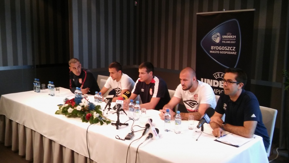 Na zdjęciu piłkarze i trener reprezentacji Serbii podczas środowej konferencji prasowej. Fot. Szymon Łożyński