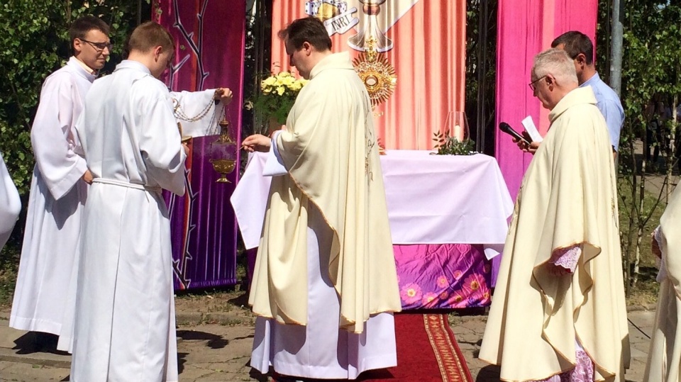 Procesje zatrzymywały się przy ołtarzach symbolizujących cztery Ewangelie. Fot. Kamila Zroślak