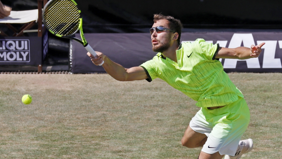 Na zdjęciu Jerzy Janowicz podczas czwartkowego meczu w 1/8 finału turnieju ATP w Stuttgarcie. Fot. PAP/EPA/RONALD WITTEK