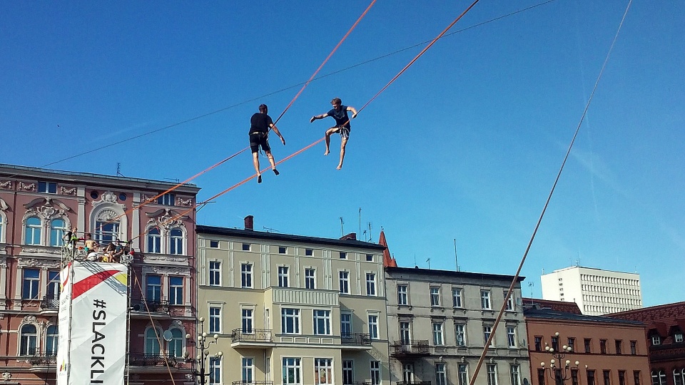 Zawodnicy pokonywali Brdę po linach rozciągniętymi między brzegami rzeki. Fot. Kamila Zroślak