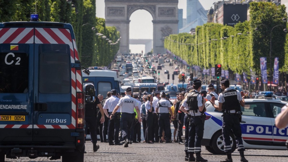 Na Polach Elizejskich w Paryżu samochód uderzył w radiowóz żandarmerii, a następnie stanął w płomieniach nie powodując ofiar. Fot. PAP/EPA/CHRISTOPHE PETIT TESSON