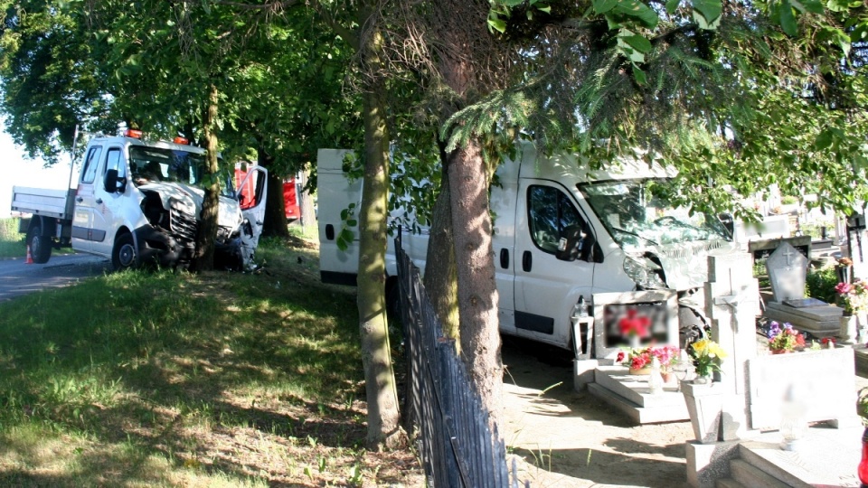 W wyniku zdarzenia uszkodzony został również płot i dwa nagrobki pobliskiego cmentarza. Fot. Policja