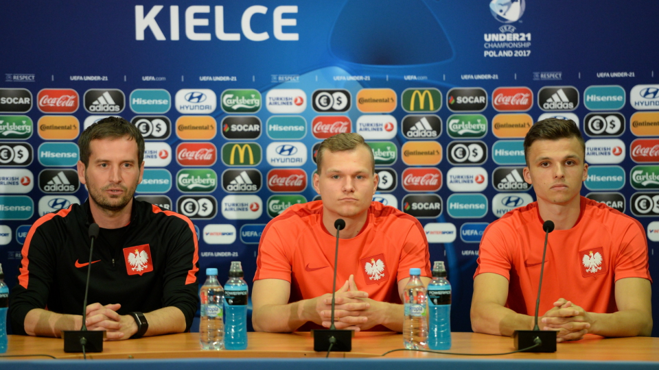 Na zdjęciu od lewej trener Marcin Dorna i zawodnicy Paweł Jaroszyński oraz Patryk Lipski na konferencji prasowej przed meczem z Anglią. Fot. PAP/Piotr Polak
