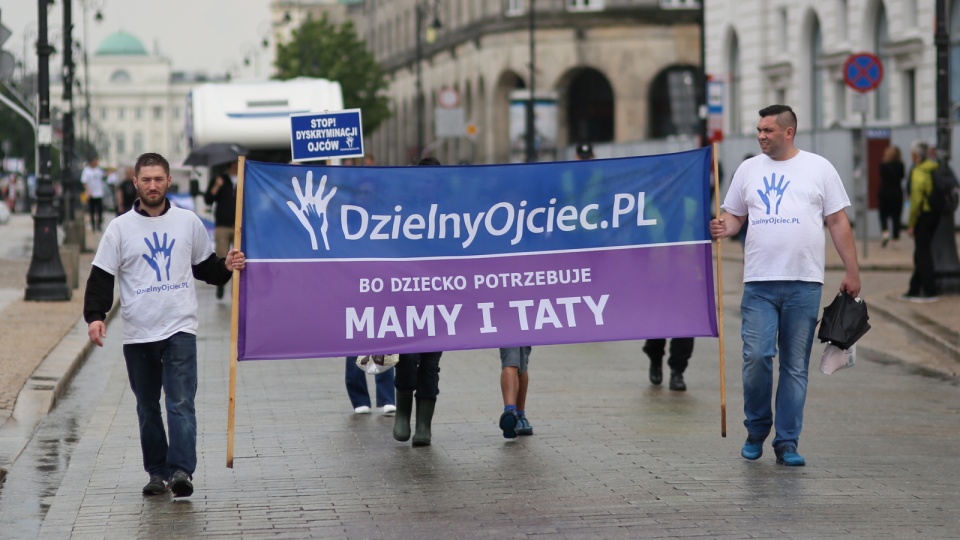 Członkowie stowarzyszenia Dzielny Ojciec PL w drodze na konferencję prasową przed Pałacem Prezydenckim w Warszawie. Konferencję poprzedził przemarsz, mający na celu zwrócenie uwagi na problem nierównego traktowania ojców przez wymiar sprawiedliwości. Fot. PAP/Leszek Szymański