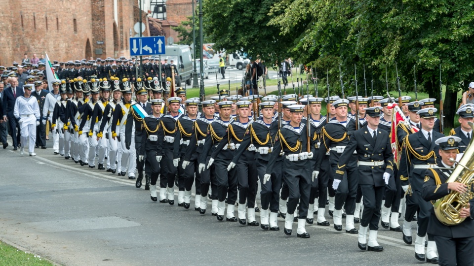 Przemarsz pododdziałów w wykonaniu Kompanii i Orkiestry Reprezentacyjnej Marynarki Wojennej w ramach uroczystych obchodów 95-lecia Oficerskiej Szkoły Marynarki Wojennej. Fot. PAP/Tytus Żmijewski