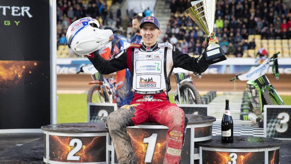 Na zdjęciu Maciej Janowski, triumfator sobotniego Grand Prix na żużlu w duńskim Horsens. Fot. PAP/EPA/Frank Cilius