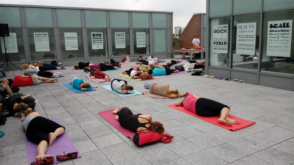 Zajęcia na dachu CSW w Toruniu zorganizowano w ramach Międzynarodowego Dnia Jogi/ Fot. Adriana Andrzejewska