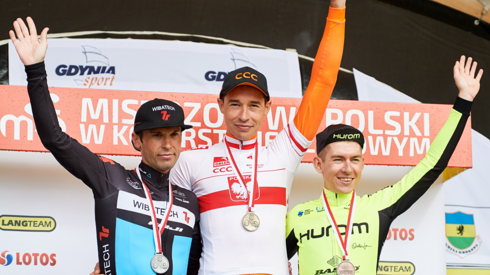 Na zdjęciu medaliści mistrzostw Polski w kolarstwie w wyścigu ze startu wspólnego. Od lewej Marek Rutkiewicz, Adrian Kurek i Emanuel Piaskowy. Fot. PAP/Adam Warżawa