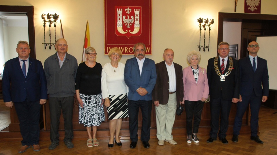 Na zdjęciu sześcioro spośród 9 członków Rady Seniorów oraz Przewodniczący Rady Miejskiej Tomasz Marcinkowski, wiceprzewodniczący Grzegorz Kaczmarek i koordynujący działania tego gremium Pełnomocnik ds. Współpracy z Organizacjami Pozarządowymi i Młodzieżą Karol Legumina. Fot. Nadesłane