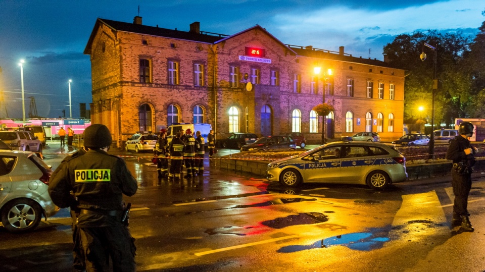 Z zatrzymanego pociągu i domów w okolicy dworca w Mogilnie, ewakuowano ok. 600 osób. Fot. PAP/Tytus Żmijewski