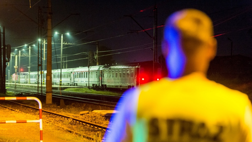 Po 7-godzinnym postoju na stacji w Mogilnie, w nocy 28 na 29 wyruszył w dalszą podroż. Fot. PAP/Tytus Żmijewski