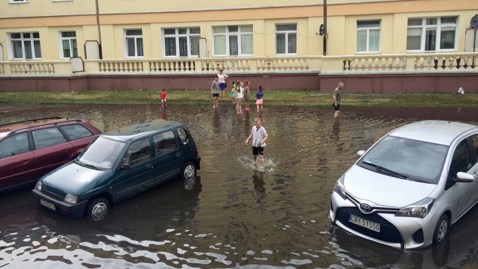 Ul. Łukasiewicza po ulewie zamieniła się rzekę. Fot. Kamila Zroślak