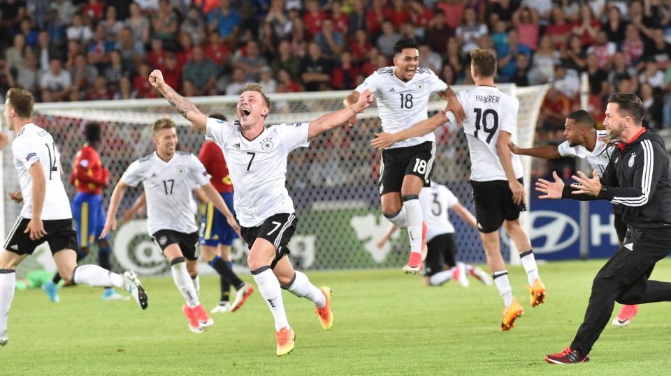 Na zdjęciu piłkarze reprezentacji Niemiec cieszą się z wywalczenie tytułu młodzieżowych mistrzów Europy. Fot. PAP/Jacek Bednarczyk