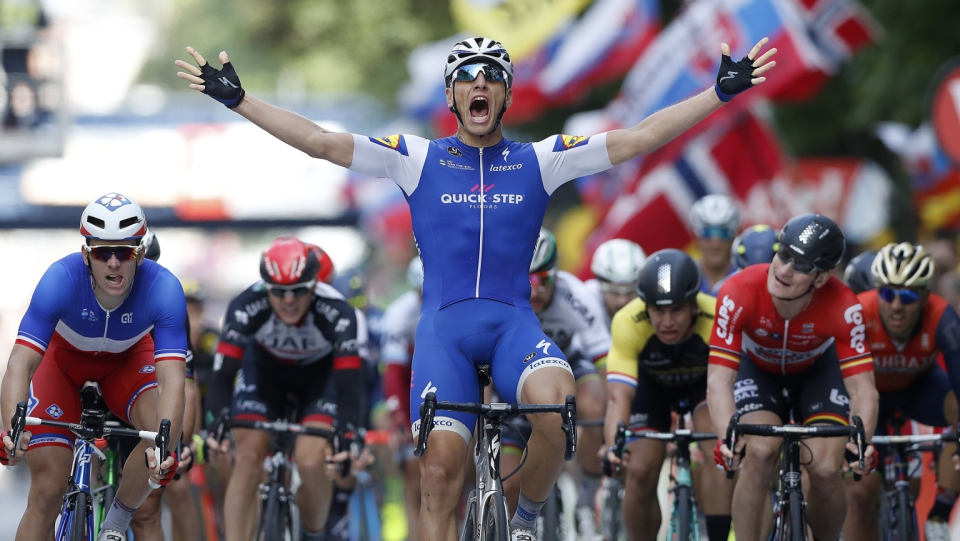 Na zdjęciu Marcel Kittel, który cieszy się z triumfu na 2. etapie Tour de France 2017. Fot. PAP/EPA/GUILLAUME HORCAJUELO