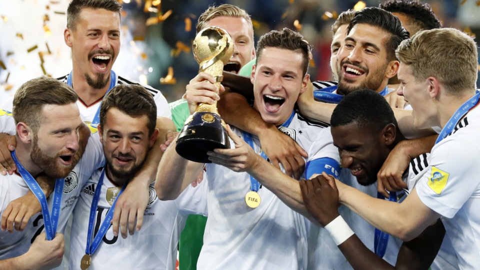 Na zdjęciu piłkarze reprezentacji Niemiec cieszą się z triumfu w Pucharze Konfederacji FIFA 2017. Fot. PAP/EPA/YURI KOCHETKOV