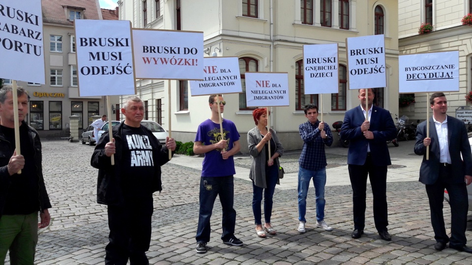 Pikieta przeciwników prezydenta Bydgoszczy przed Urzędem Miasta. Fot. Tatiana Adonis