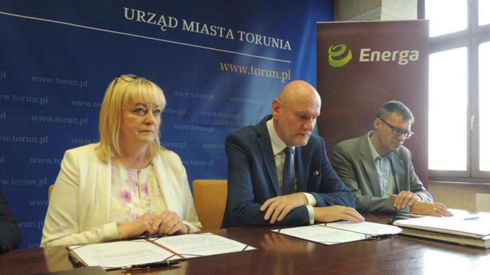 Podpisanie listu intencyjnego przez Barbarę Klimiuk, wiceprezes Energa SA. ds. organizacyjnych oraz prezydenta Torunia, Michała Zaleskiego. Fot. Michał Zaręba