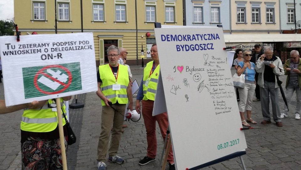 Obydwie manifestacje odbyły się w odległości kilkuset metrów na bydgoskim Starym Rynku. Fot. Robin Jesse