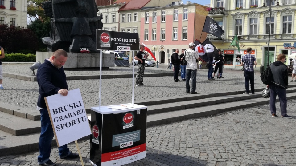 Obydwie manifestacje odbyły się w odległości kilkuset metrów na bydgoskim Starym Rynku. Fot. Robin Jesse