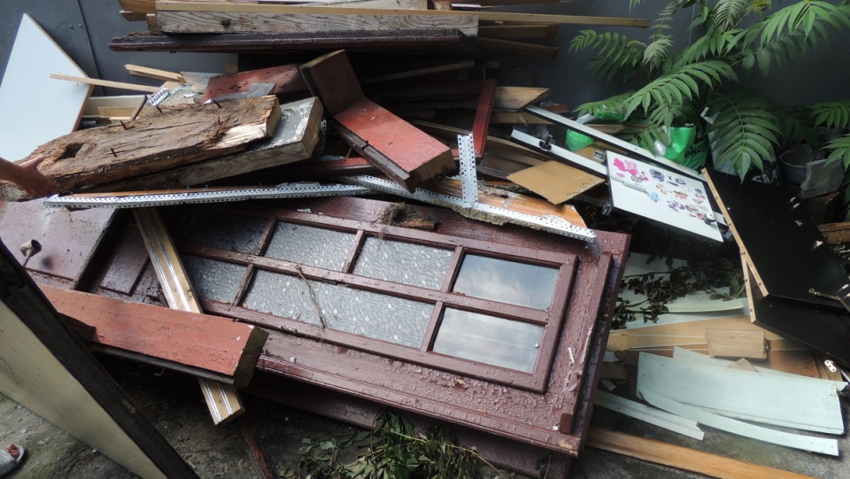 Zamiast zabytkowych drzwi wstawiono plastikowe okno. Fot. Marek Ledwosiński