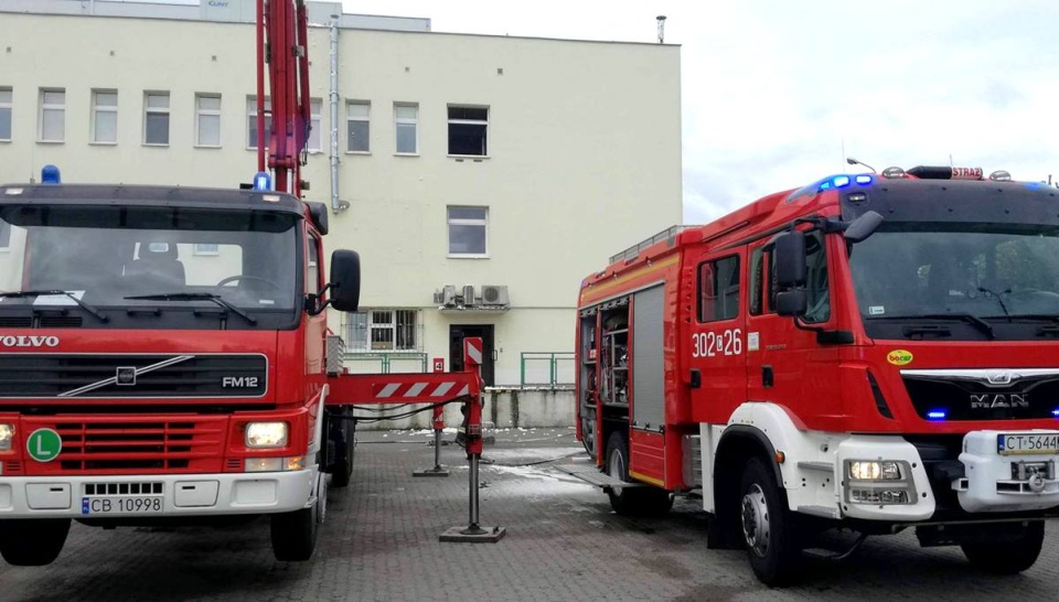 Strażacy sprawdzają wszystkie pomieszczenia budynku, w którym doszło do pożaru. Fot. Maciej Wilkowski