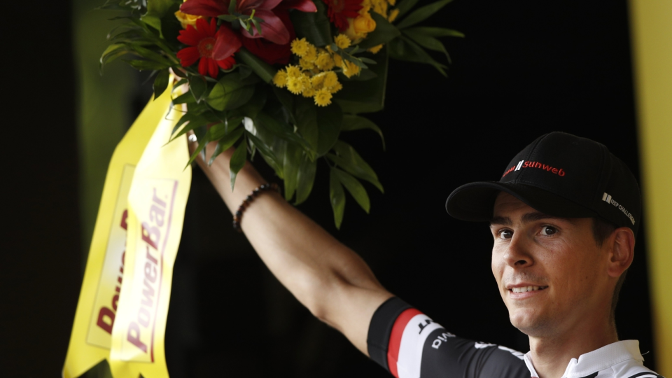 Na zdjęciu Francuz Warren Barguil, triumfator 13. etapu Tour de France 2017. Fot. PAP/EPA/YOAN VALAT