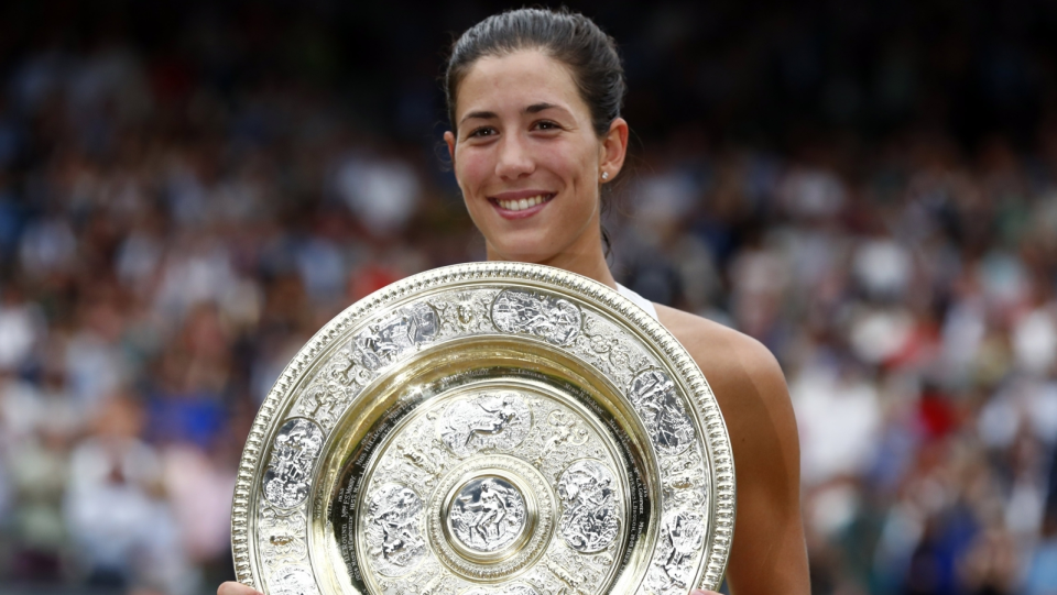 Na zdjęciu Hiszpanka Garbine Muguruza, triumfatorka singla kobiet w tegorocznym Wimbledonie. Fot. PAP/EPA/NIC BOTHMA