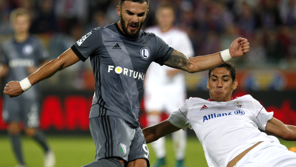 Na zdjęciu od lewej Armando Sadiku (Legia) i Igor Angulo (Górnik) podczas sobotniego meczu 1. kolejki ekstraklasy w Zabrzu. Fot. PAP/Andrzej Grygiel