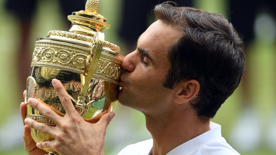 Na zdjęciu Szwajcar Roger Federer, triumfator singla mężczyzn w tegorocznym Wimbledonie. Fot. PAP/EPA/FACUNDO ARRIZABALAGA