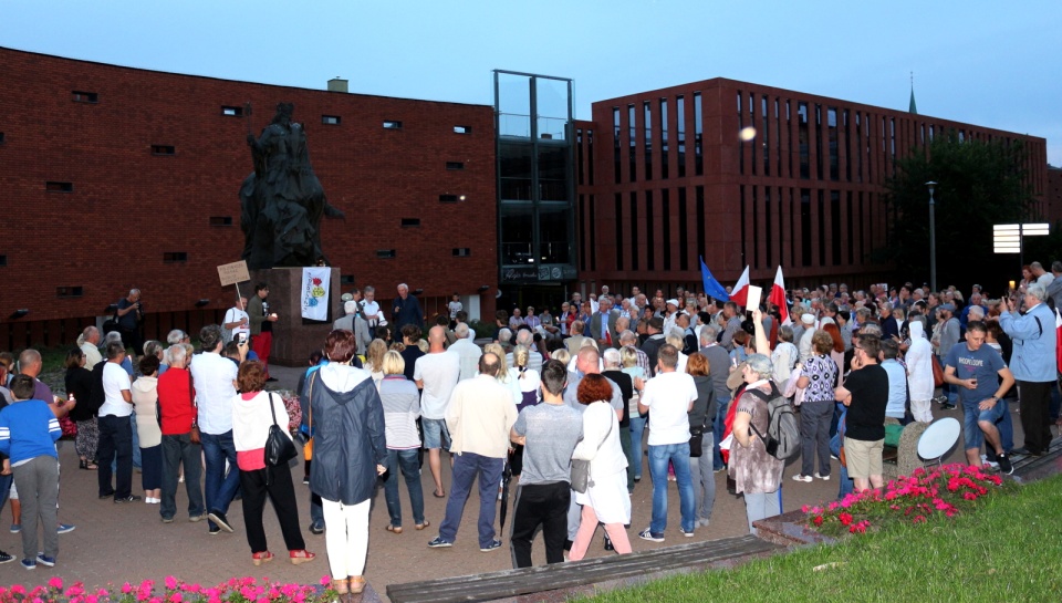 Pikieta w Bydgoszczy koło pomnika Króla Kazimierza Wielkiego w sąsiedztwie budynku Sądu Okręgowego i Rejonowego. Fot. Janusz Wiertel