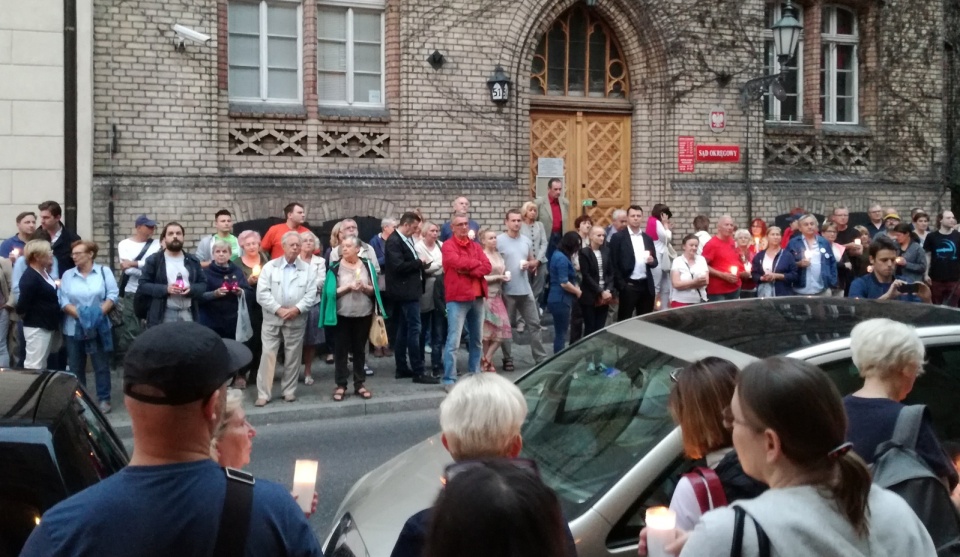 W Toruniu demonstracja odbyła się pod Sądem Okręgowym. Fot. Wiktor Strumnik