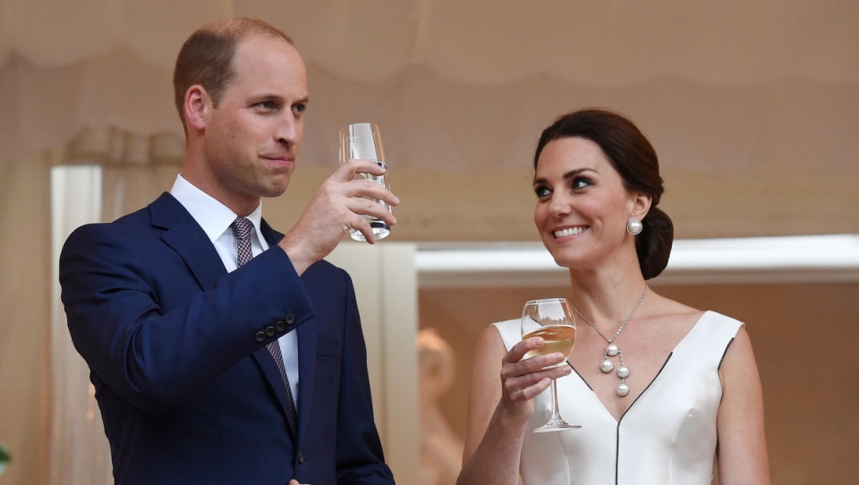 Księżna Catherine (P) i książę William (L) podczas przyjęcia wydanego przez ambasadę brytyjską, z okazji urodzin królowej Elżbiety II. Fot. PAP/Radek Pietruszka