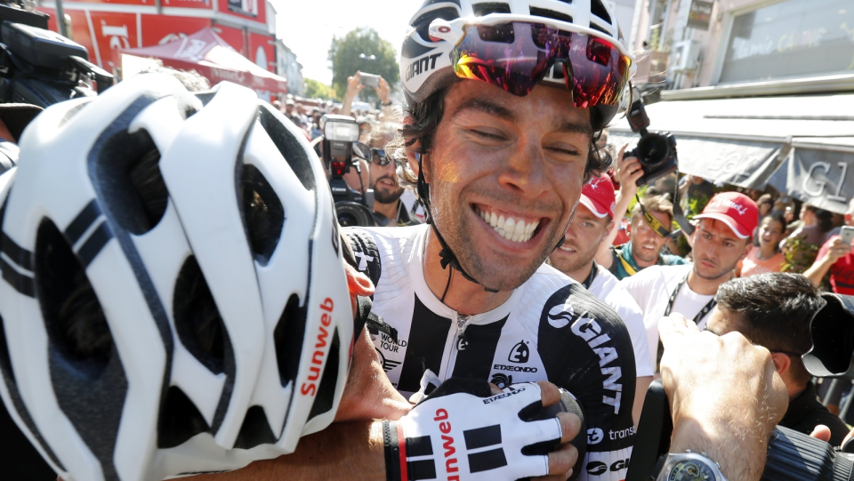 Na zdjęciu Australijczyk Michael Matthews w objęciach kolegi z zespołu po zwycięstwie na 16. etapie Tour de France 2017. Fot. PAP/EPA/GUILLAUME HORCAJUELO