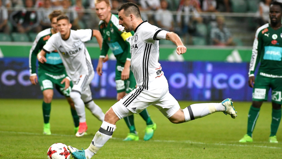 Na zdjęciu Michał Kucharczyk, piłkarz Legii Warszawa, podczas wykonywania rzutu karnego w środowym meczu. Fot. PAP/Bartłomiej Zborowski