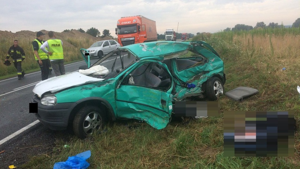 Na skutek zderzenia auta osobowego z lawetą, dwie osoby, w tym jedna śmigłowcem LPR z obrażeniami ciała zostały przetransportowane do szpitali w Bydgoszczy. Fot. Policja