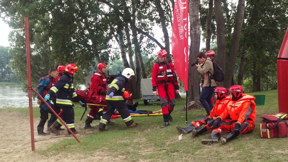 Na Półwyspie Rzępowskim nad Gopłem swoje umiejętności prezentowali m.in. ratownicy wodni, strażacy a także policjanci. Fot. Kamila Zroślak