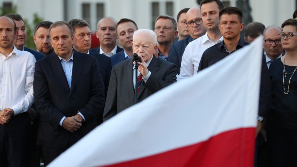 Były pierwszy prezes Sądu Najwyższego i były przewodniczący Trybunału Stanu Adam Strzembosz i posłowie opozycji podczas manifestacji przed Pałacem Prezydenckim w Warszawie. Fot. PAP/Bartłomiej Zborowski