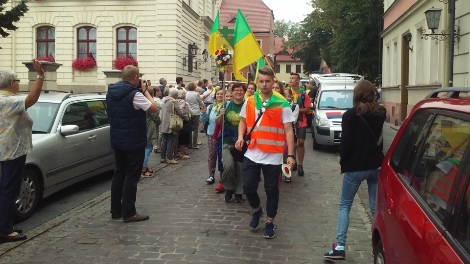 Pół tysiąca pielgrzymów z Diecezji Bydgoskiej zmierza w kierunku Jasnej Góry. Fot. Kamila Zroślak