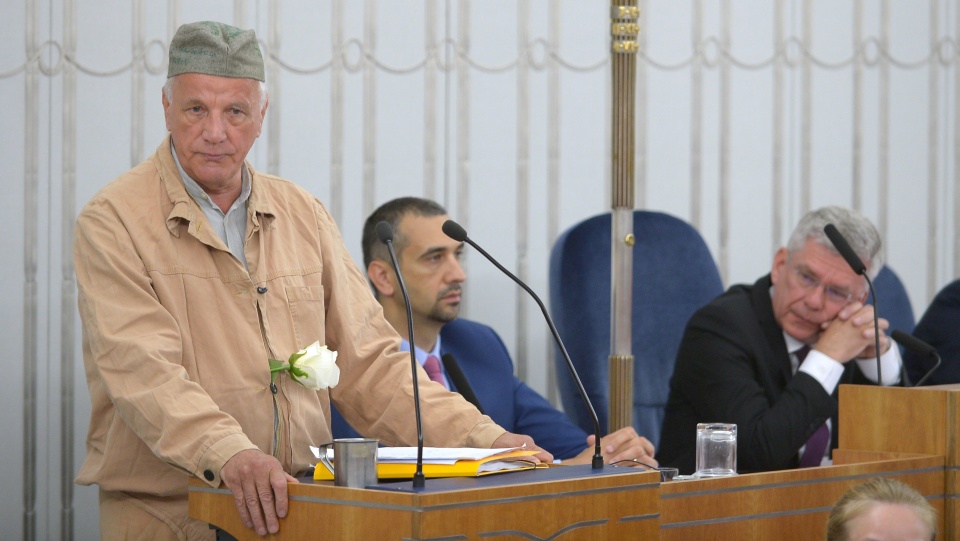 Bydgoski senator Platformy Obywatelskiej Jan Rulewski pojawił się na obradach Senatu w więziennym drelichu i furażerce oraz z białą różą. Fot. PAP/Marcin Obara