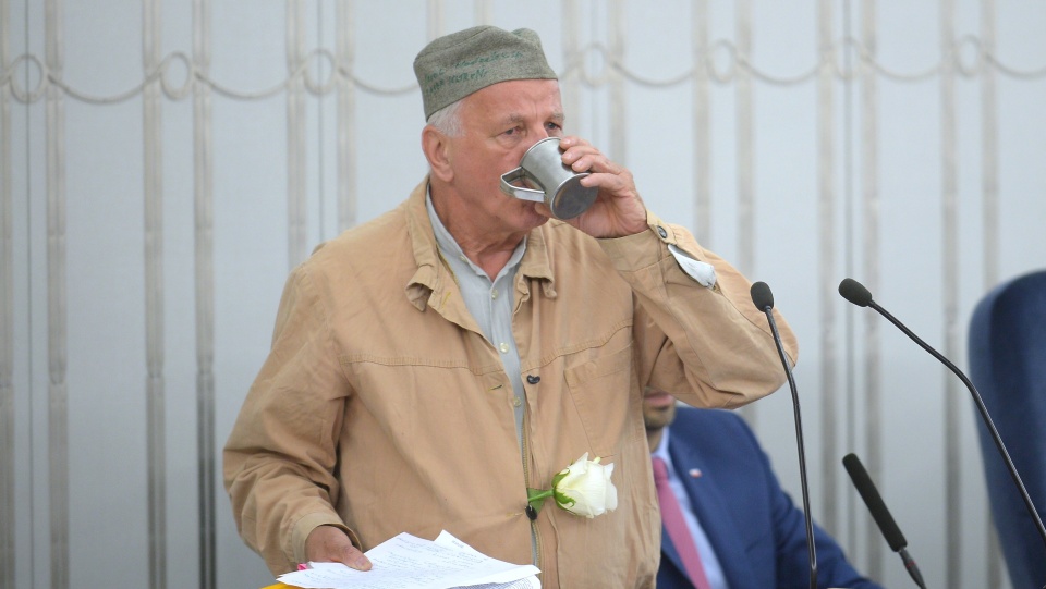 Bydgoski senator Platformy Obywatelskiej Jan Rulewski pojawił się na obradach Senatu w więziennym drelichu i furażerce oraz z białą różą. Fot. PAP/Marcin Obara