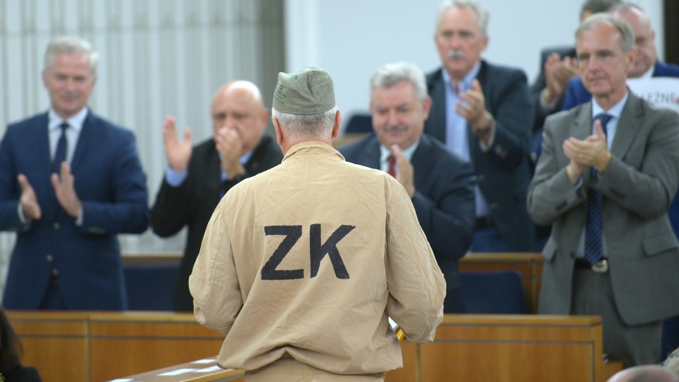 Bydgoski senator Platformy Obywatelskiej Jan Rulewski pojawił się na obradach Senatu w więziennym drelichu i furażerce oraz z białą różą. Fot. PAP/Marcin Obara