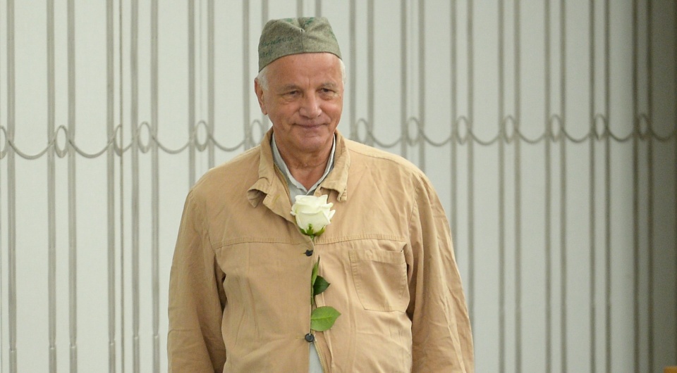 Bydgoski senator Platformy Obywatelskiej Jan Rulewski pojawił się na obradach Senatu w więziennym drelichu i furażerce oraz z białą różą. Fot. PAP/Marcin Obara