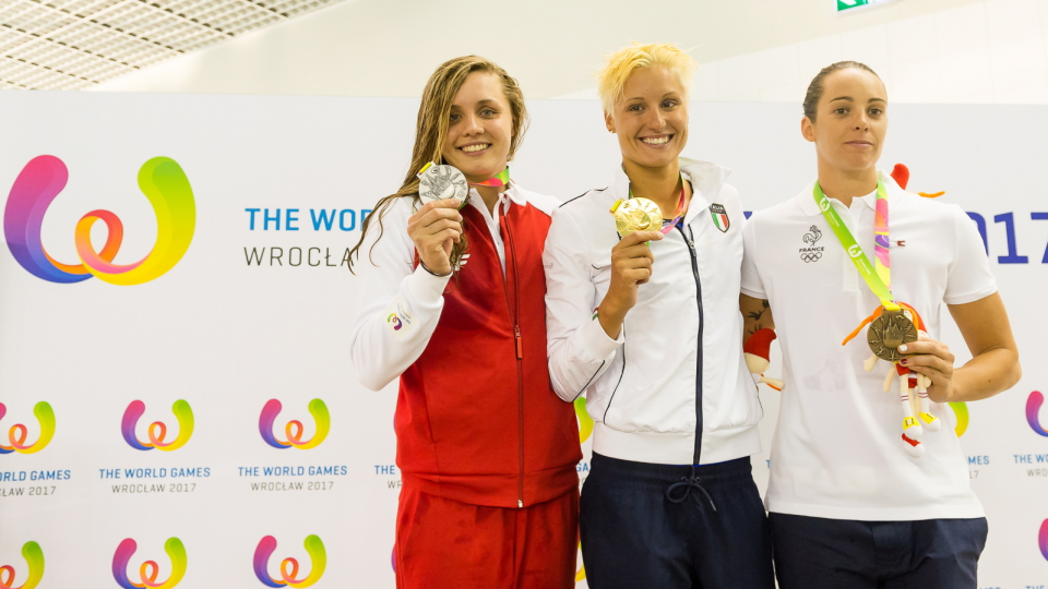 Na zdjęciu medalistki World Games w ratownictwie wodnym na 200 metrów z przeszkodami. Pierwsza od lewej to Alicja Tchórz. Fot. PAP/Jan Karwowski