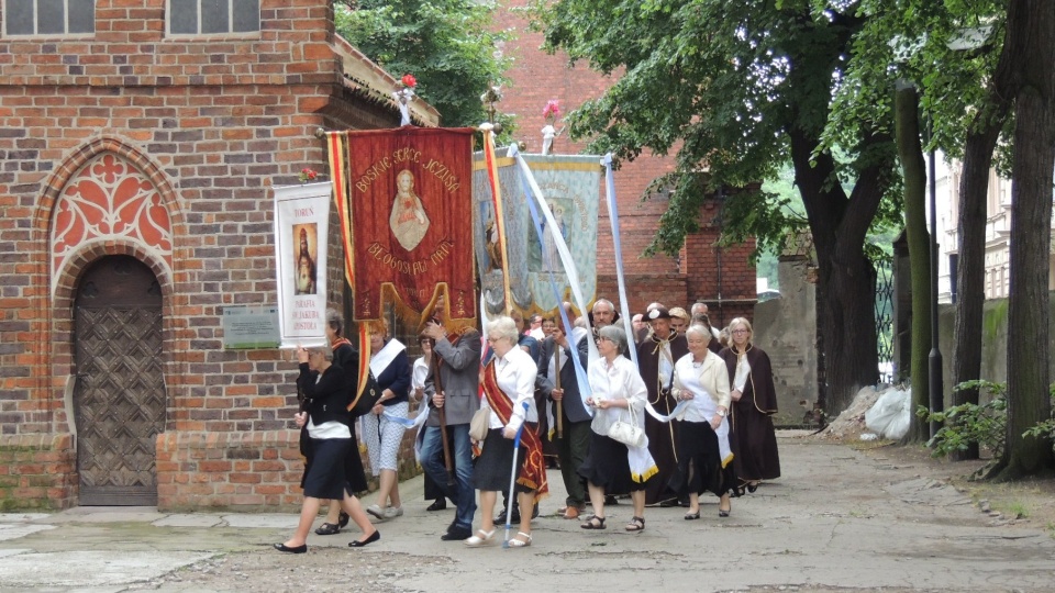 W ramach obchodów pielgrzymi przeszli z kościoła pw. św. Jakuba na Zamek Dybów. Fot. Michał Zaręba