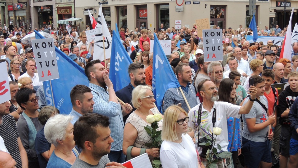 Setki torunian protestowało pod pomnikiem Mikołaja Kopernika przeciwko zmianom w sądownictwie. Fot. Michał Zaręba