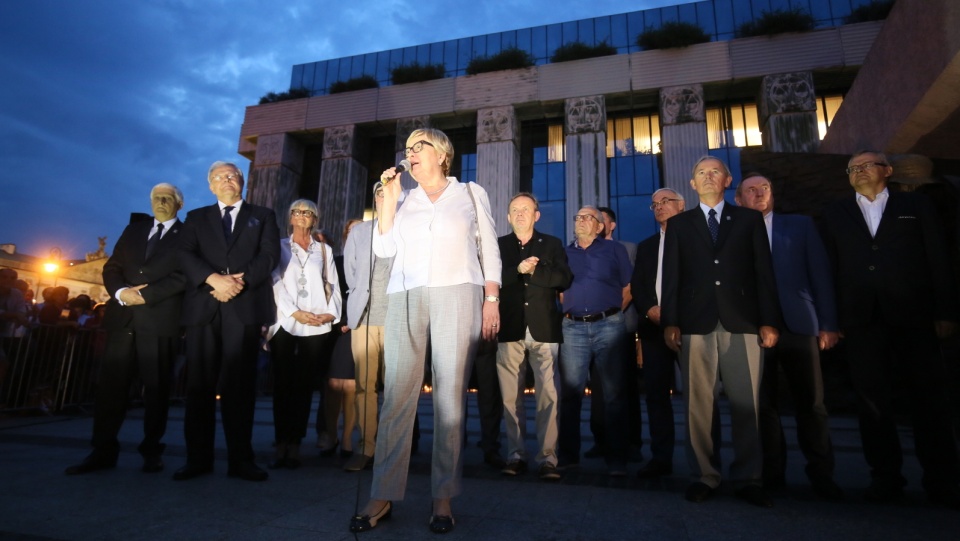 Wystąpienie I prezes Sądu Najwyższego Małgorzaty Gersdorf. Manifestacja - "Łańcuch światła" przed siedzibą Sądu Najwyższego w Warszawie. Fot. PAP/Paweł Supernak