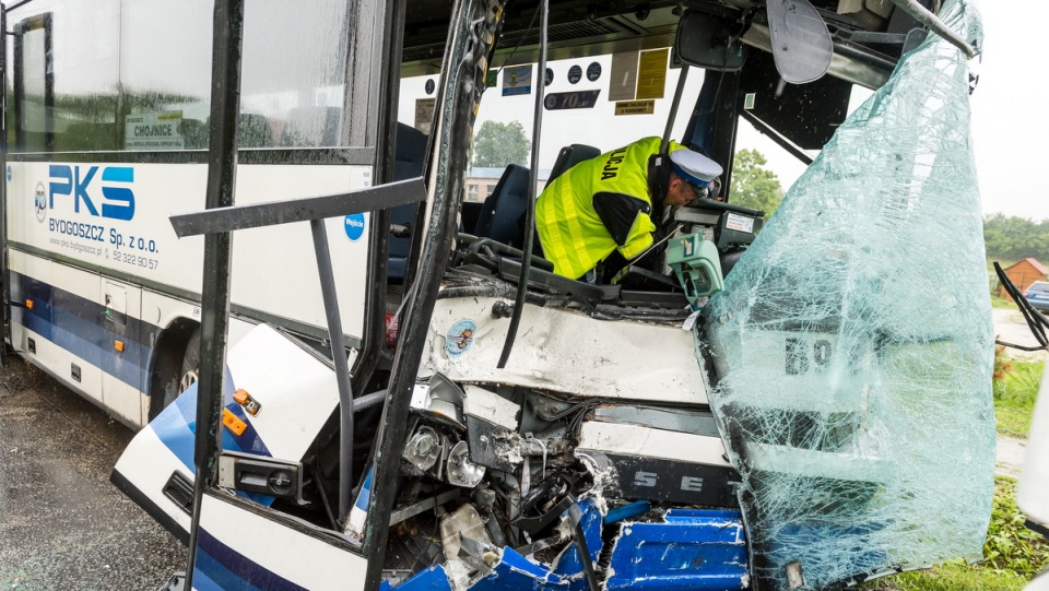 Autobusem podróżowało 27 osób. Fot. PAP/Tytus Żmijewski