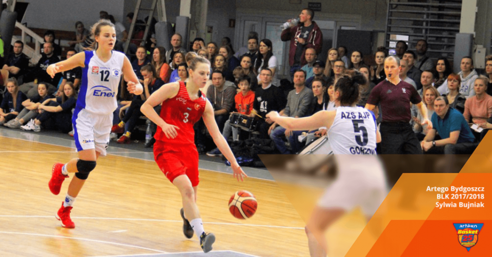 Na środkowym planie zdjęcia Sylwia Bujniak, nowa koszykarka Artego Bydgoszcz. Fot. basket25.pl